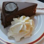 Sachertorte – traditionelle Schokoladentorte aus Wien  